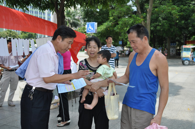 工作人员向市民宣传免费开放