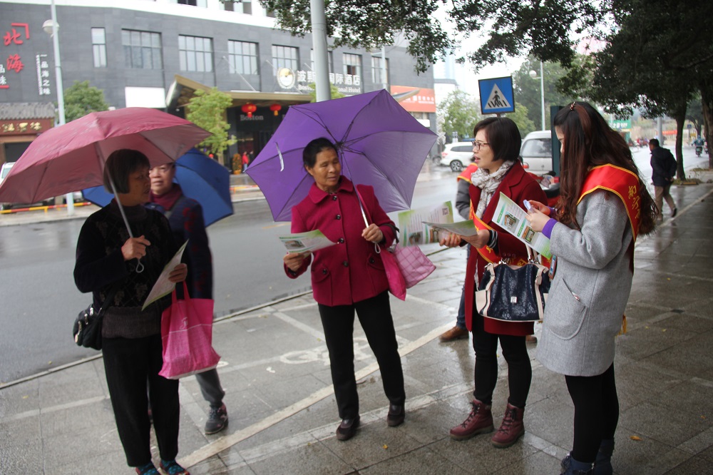 工作人员冒雨宣传