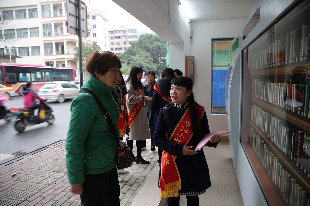 工作人员耐心讲解